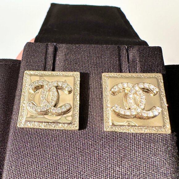 2023P CHANEL RUNWAY SQUARE GOLD CC LOGO WHITE CRYSTALS EARRINGS STUDS - Picture 9 of 14